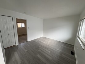 Building Photo - 2052 Arlington Ave