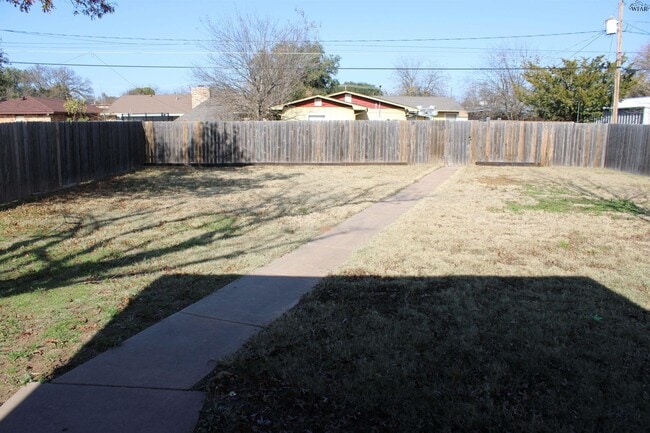 Building Photo - 1610 Christine Rd