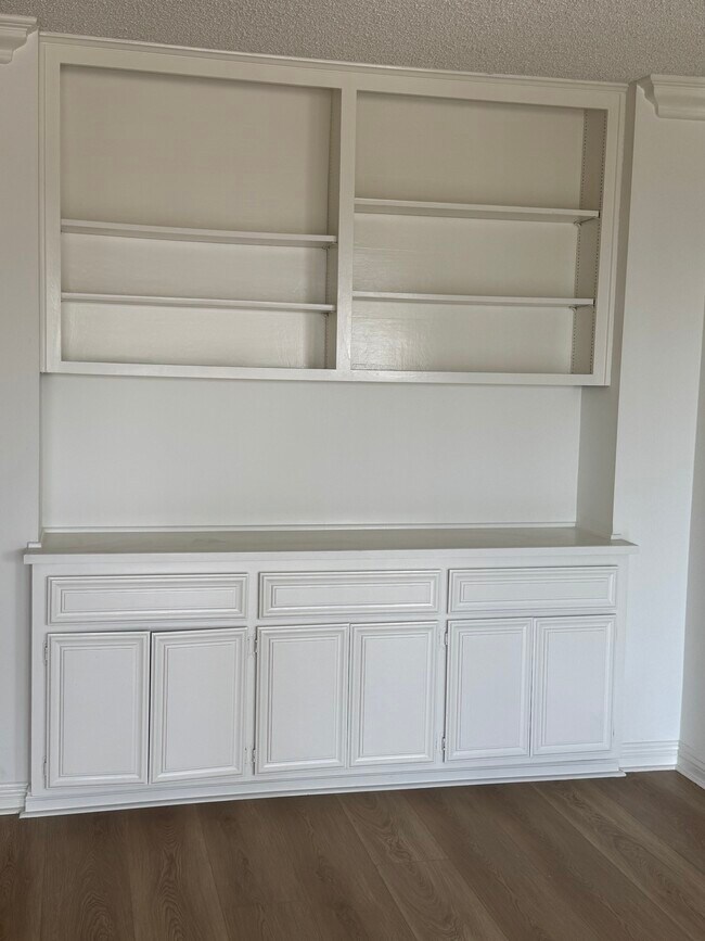 Building Photo - 1110 W 10th St