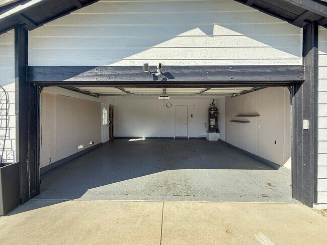 Building Photo - Updated 3B/2BA House in Oceanside!
