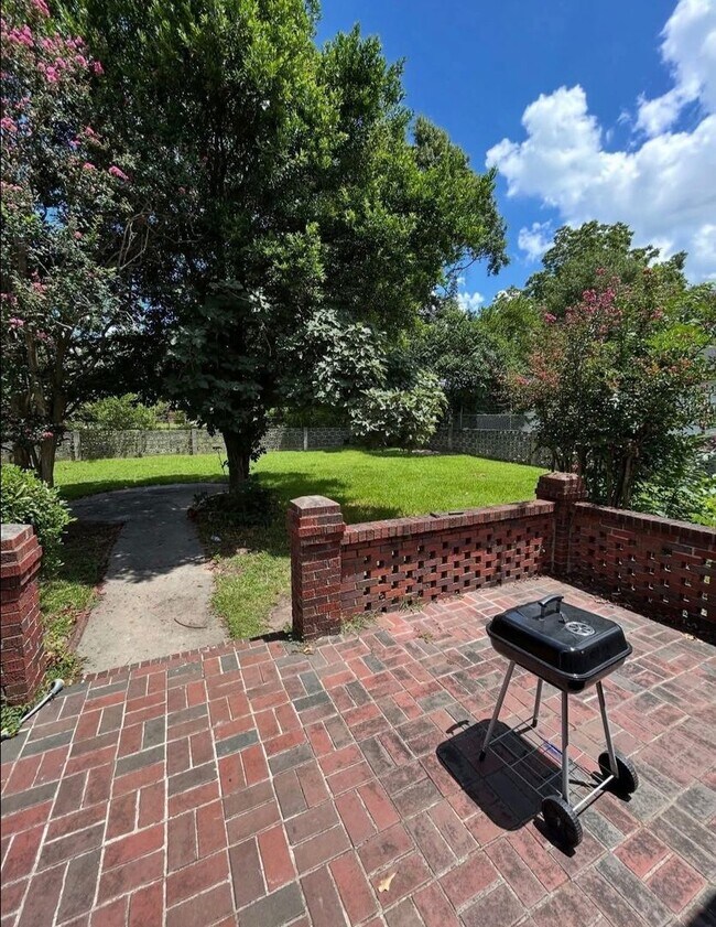 Building Photo - 4 Bed 2 Bath Brick House