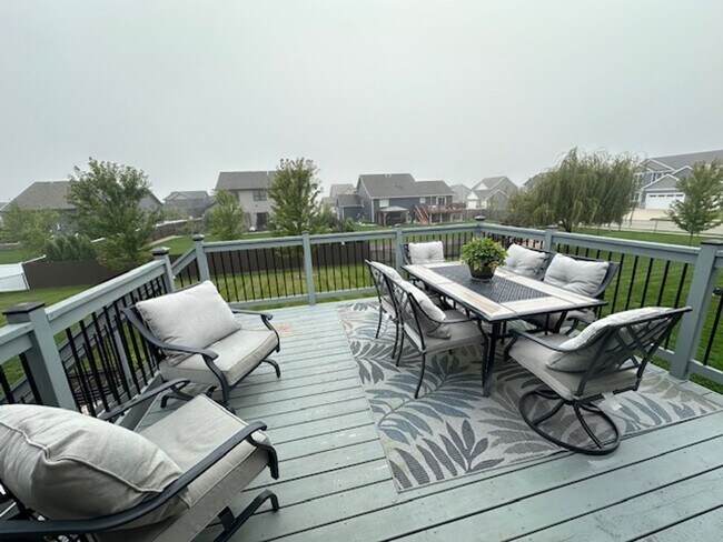 Building Photo - 5 bedrooms 3 bathrooms and a 3-car garage