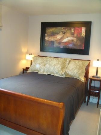 Bedroom w/Queen Bed - 140 W 11th Ave