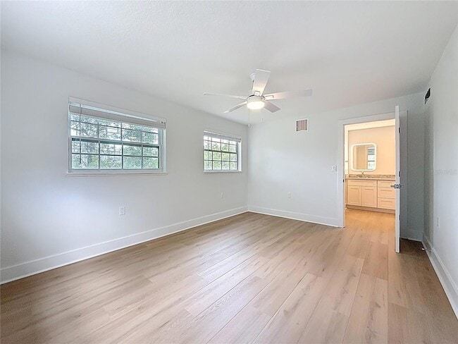 Building Photo - 200 Country Club Dr