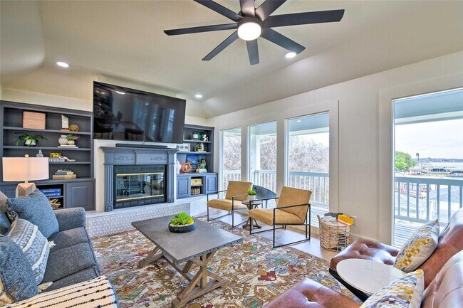 Building Photo - Gorgeous Cove on Main Body Water