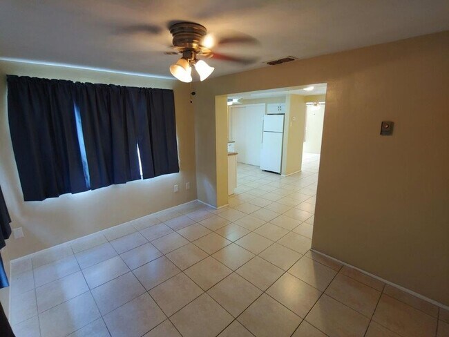 Building Photo - 2/1/1 with BONUS ROOM, 1000 Sq. Ft. with custom tile in bathroom & renovated kitchen!!