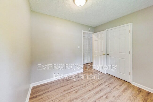 Building Photo - 3962 Strathmore Dr