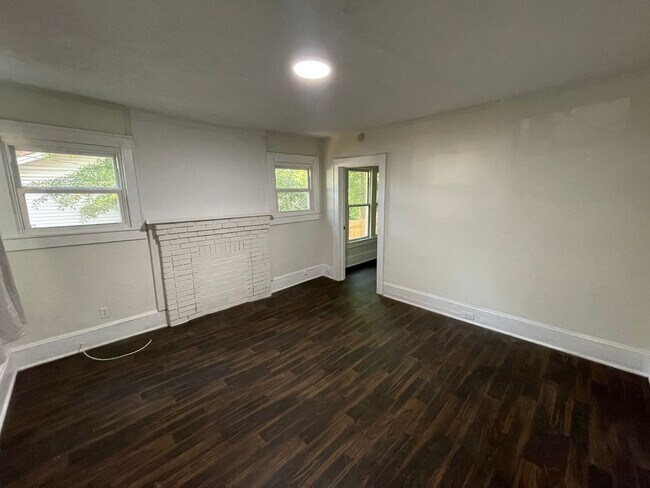 Building Photo - 319 Clegg St
