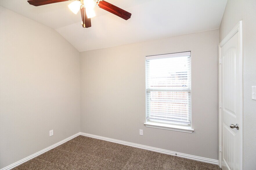 Building Photo - 1505 Sunburst Dr