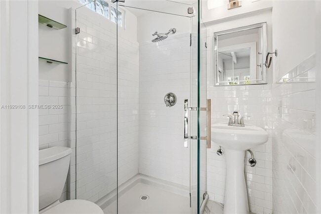 Building Photo - 345 Fairway Dr