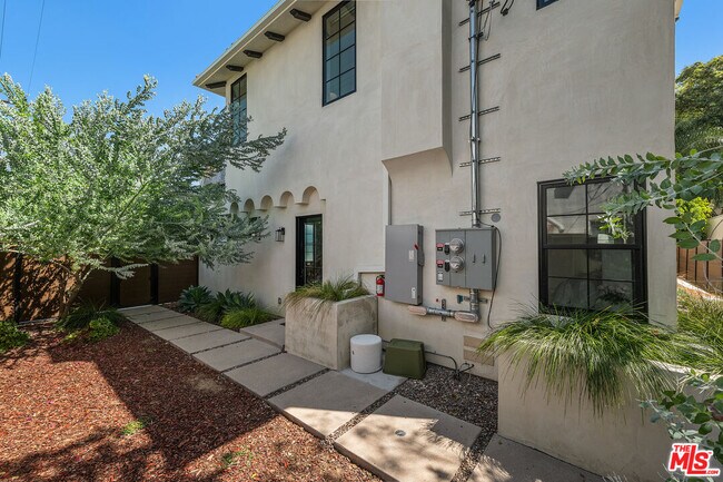 Building Photo - 1203 N Vista St