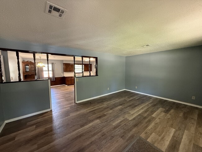 Building Photo - 901 N Oak Ave