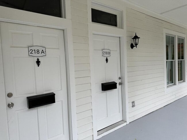 Building Photo - 218 College St