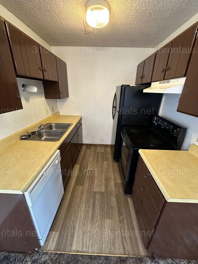 Building Photo - $750 - 2 bed 1 bath - Second floor Apartment