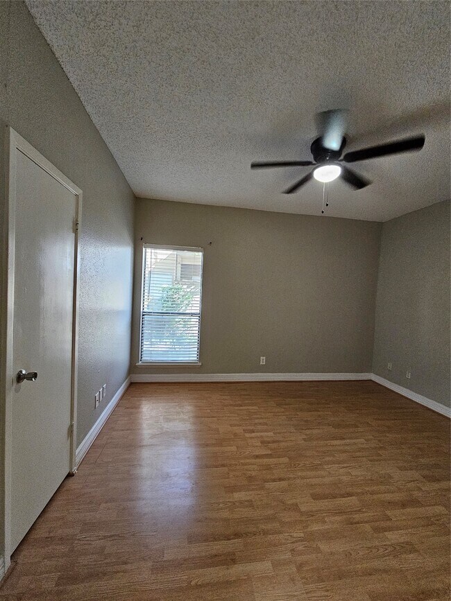 Building Photo - 10047 Westpark Dr