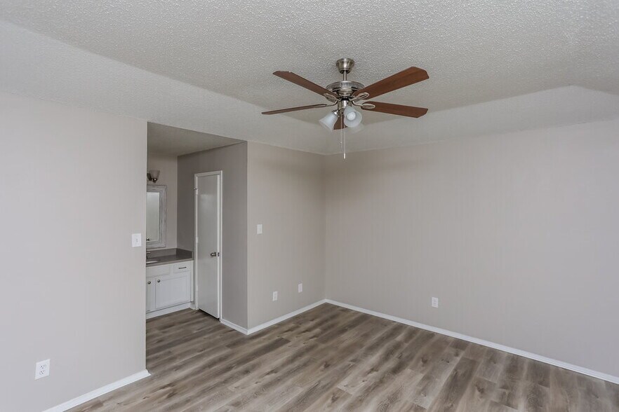 Building Photo - 2410 Bentley Dr