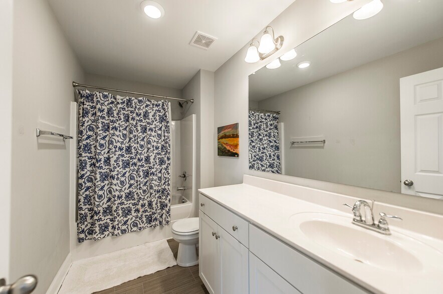 Building Photo - 1048 Westgate Dr