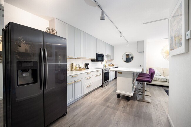 Building Photo - Beautifully Updated 2 Bedroom Condo with Optional Furniture!