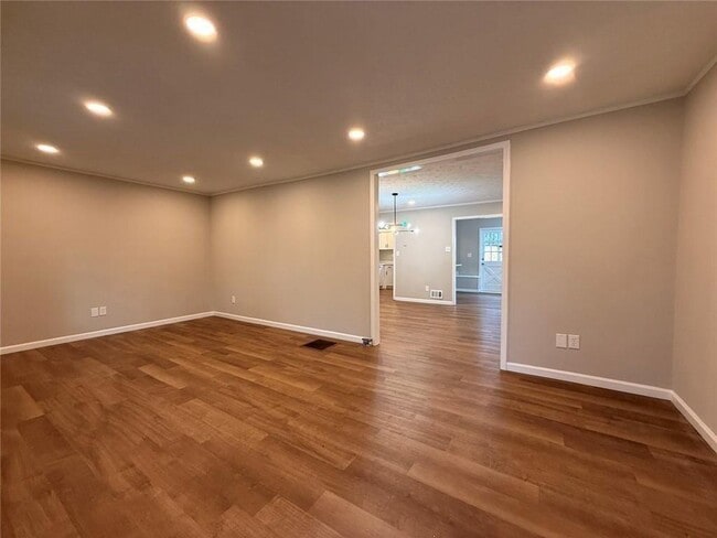 Building Photo - 1055 Pinecrest Dr