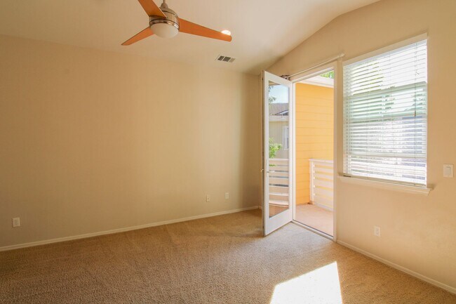 Building Photo - 4 bedroom 2.5 bathroom condo in Broad Street Village Complex