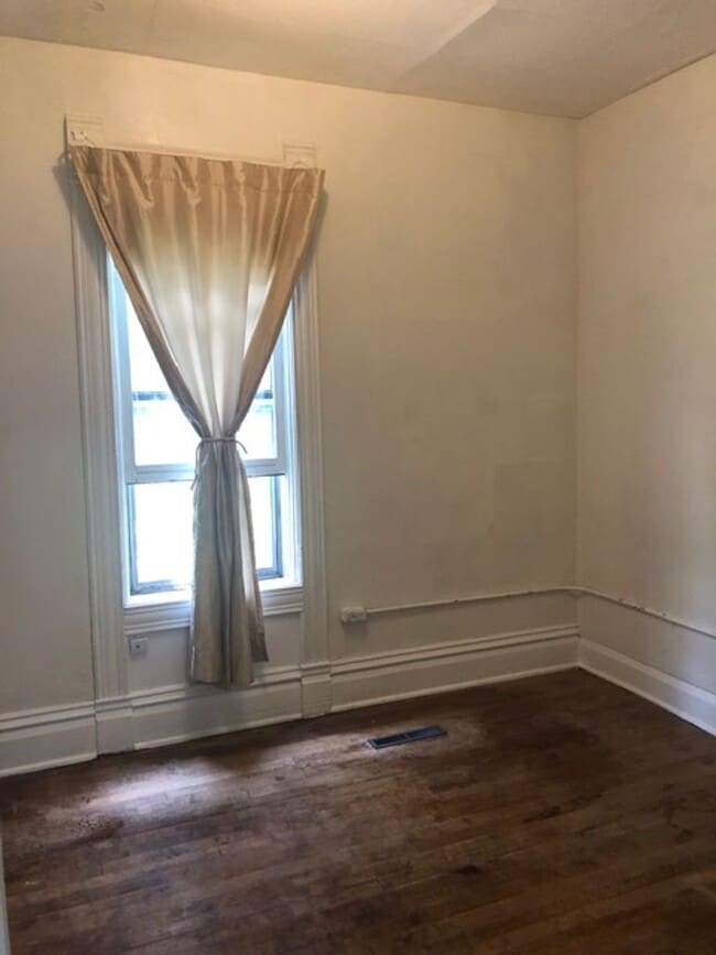 Building Photo - 924 Drake St