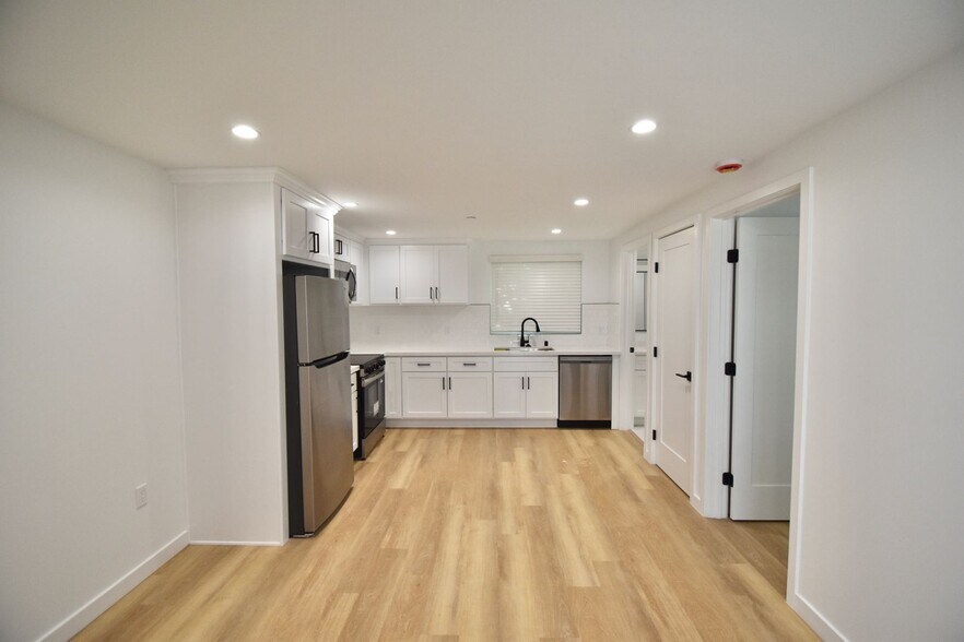 Building Photo - 14830 Dickens St