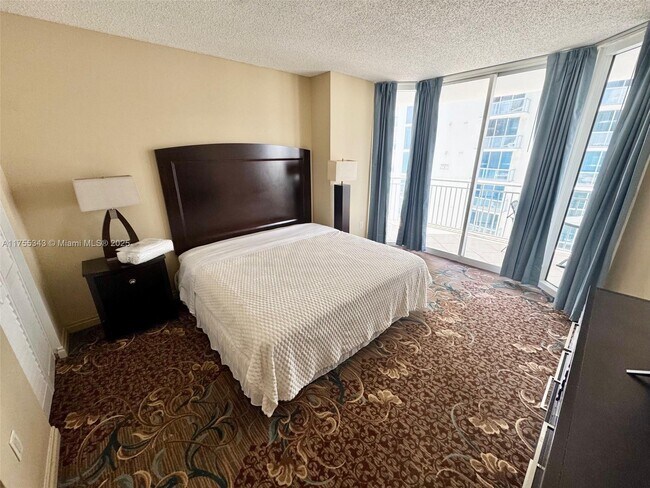 Building Photo - 17375 Collins Ave