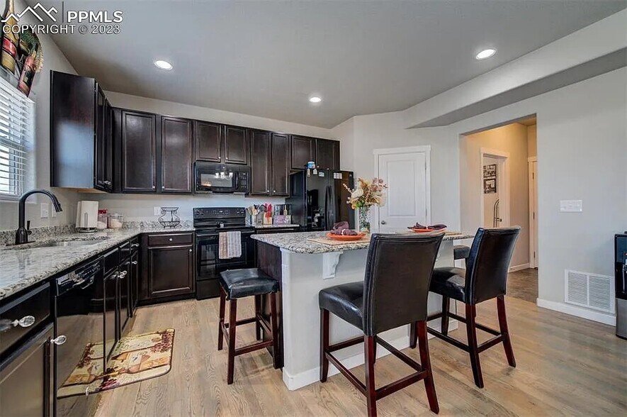 Building Photo - 9736 Wando Dr