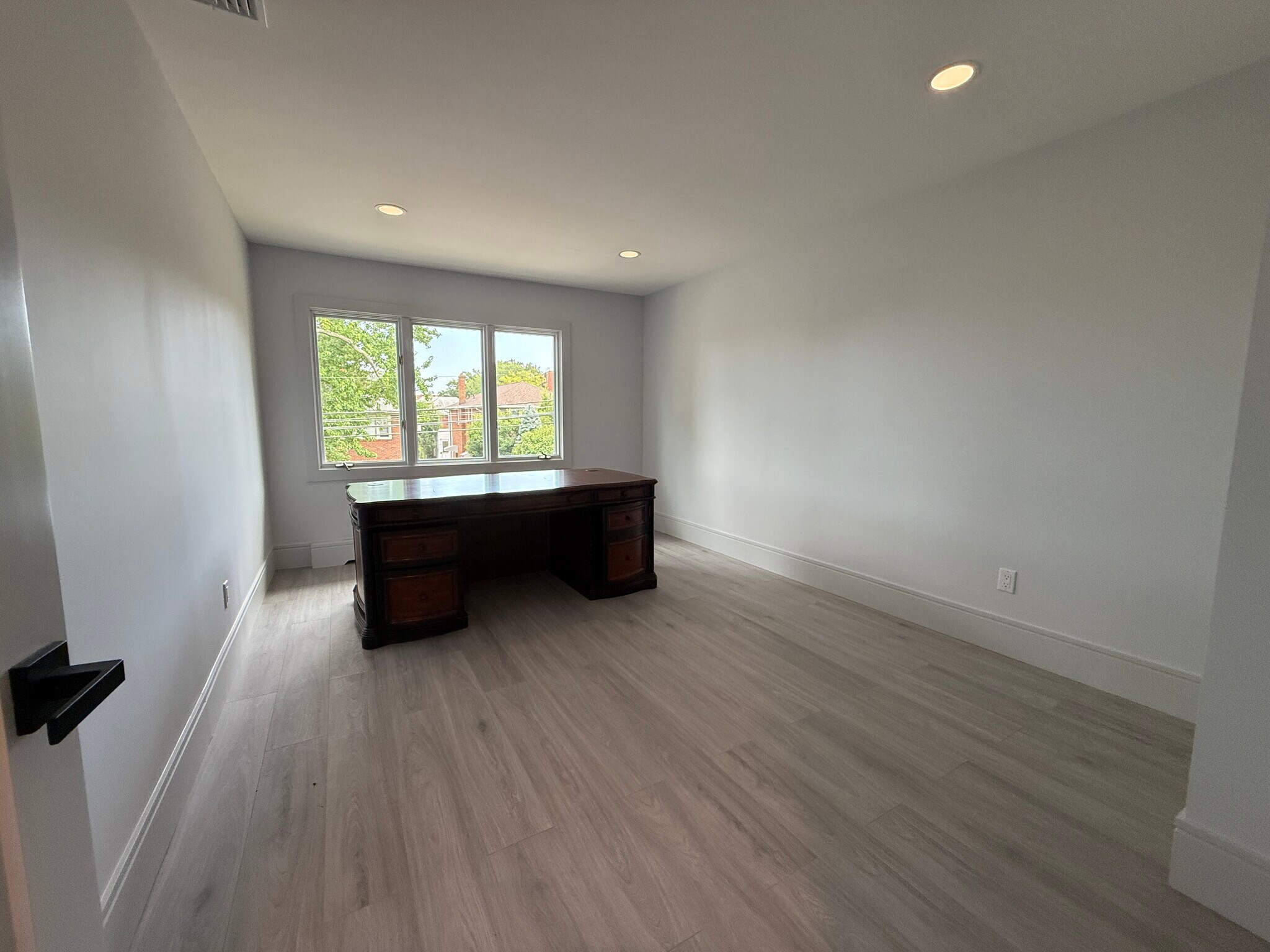 Building Photo - 2357 Linwood Ave