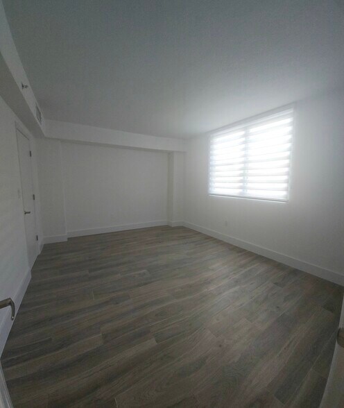 Building Photo - 7501 E Treasure Dr
