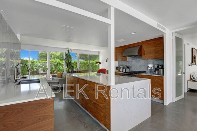 Building Photo - 3133 N Sunnyview Dr