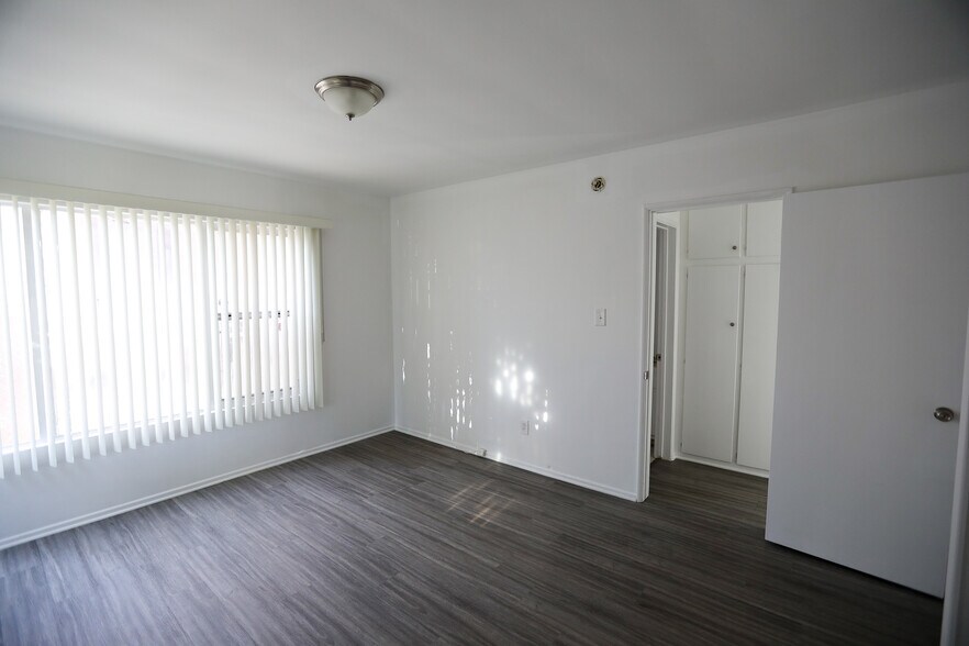 Building Photo - 260 S Sycamore Ave