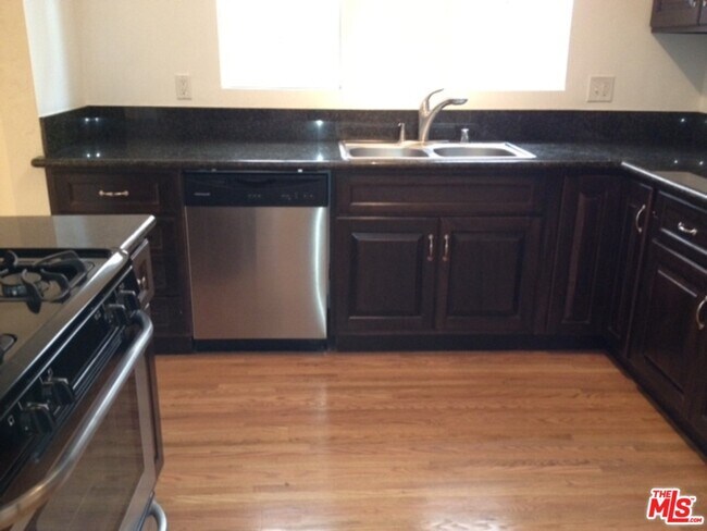 Building Photo - 440 N Orange Grove Ave