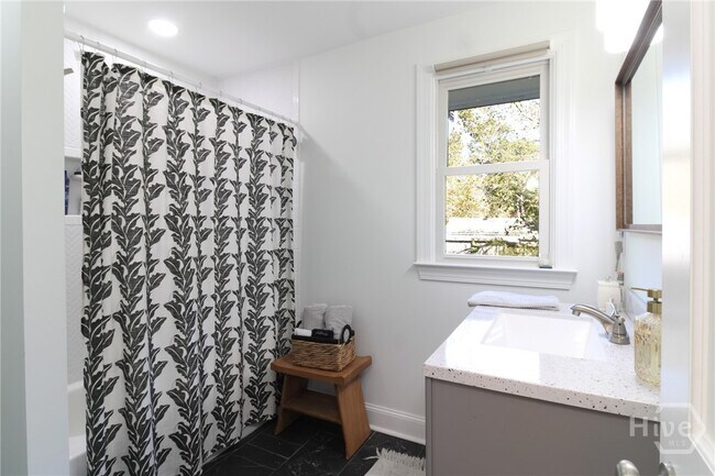 Building Photo - 1092 West Lake Dr