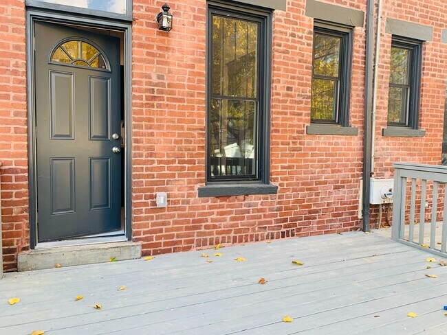 Building Photo - 3 Bedroom 2.5 Bath Just Steps from Franklin Park!!