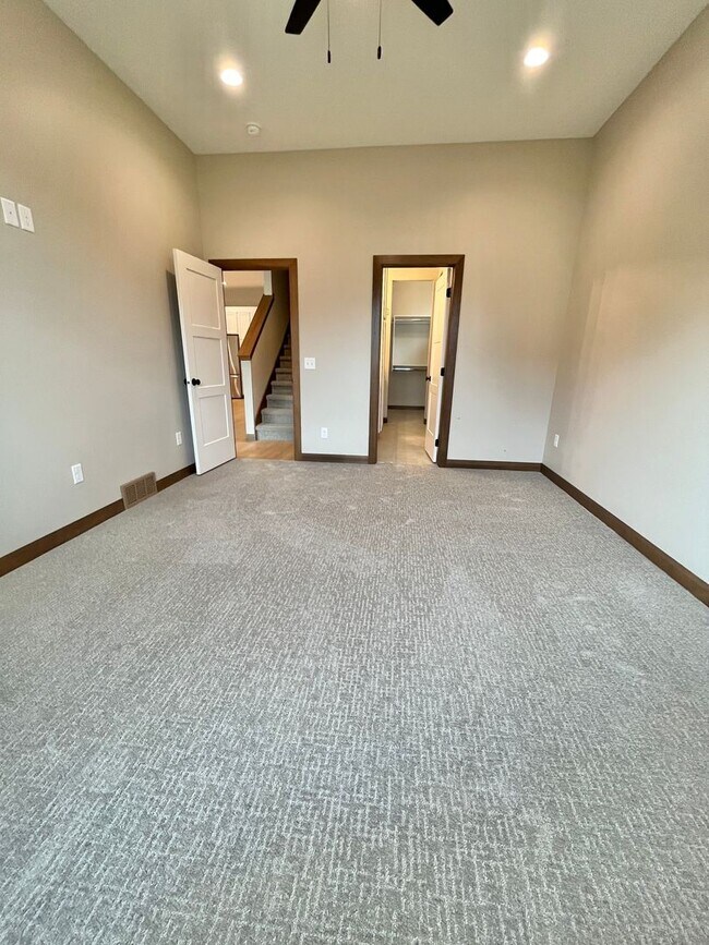 Building Photo - 5 Bed/2.5 Bath Twinhome For Rent!!