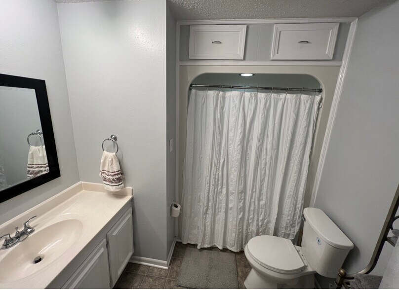 Master bath - 451 Marion Ave