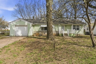 Building Photo - 1736 N Kentwood Ave