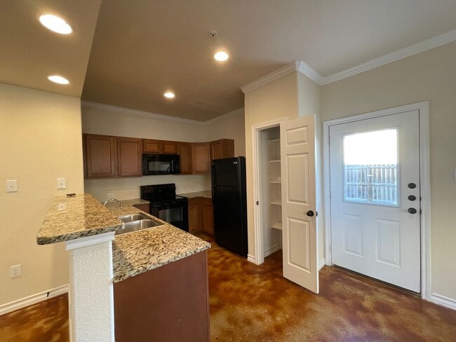 Building Photo - Town home for rent