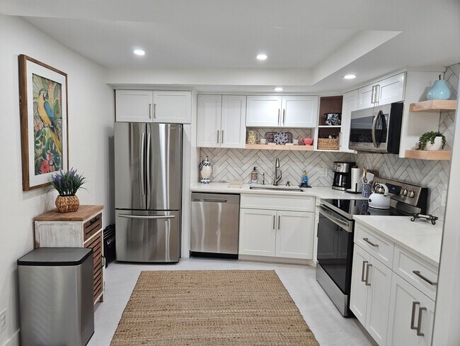Building Photo - MODERN  SEASONAL VACATION CONDO