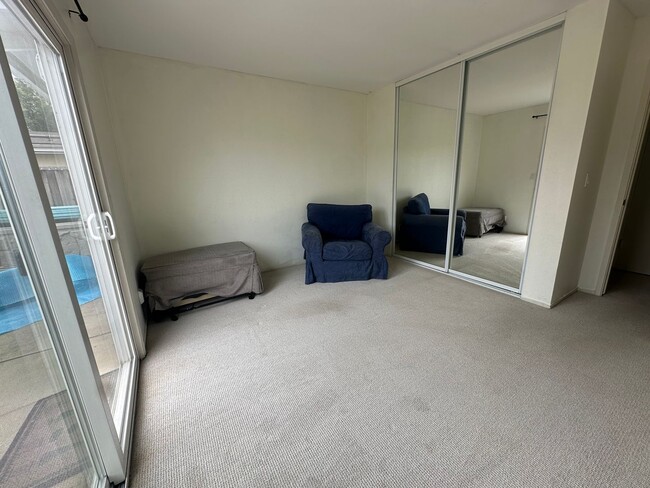 Building Photo - Cute 2 bedrooom/1.5 bath with Bonus room i...