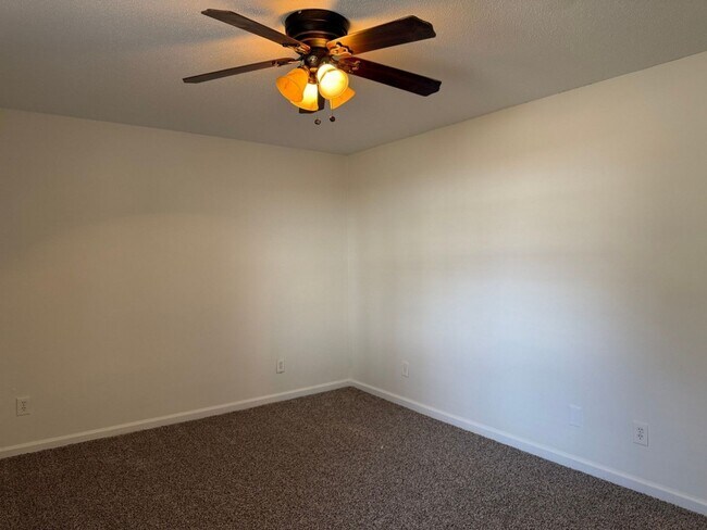 Building Photo - 11105 Lake Hills Dr