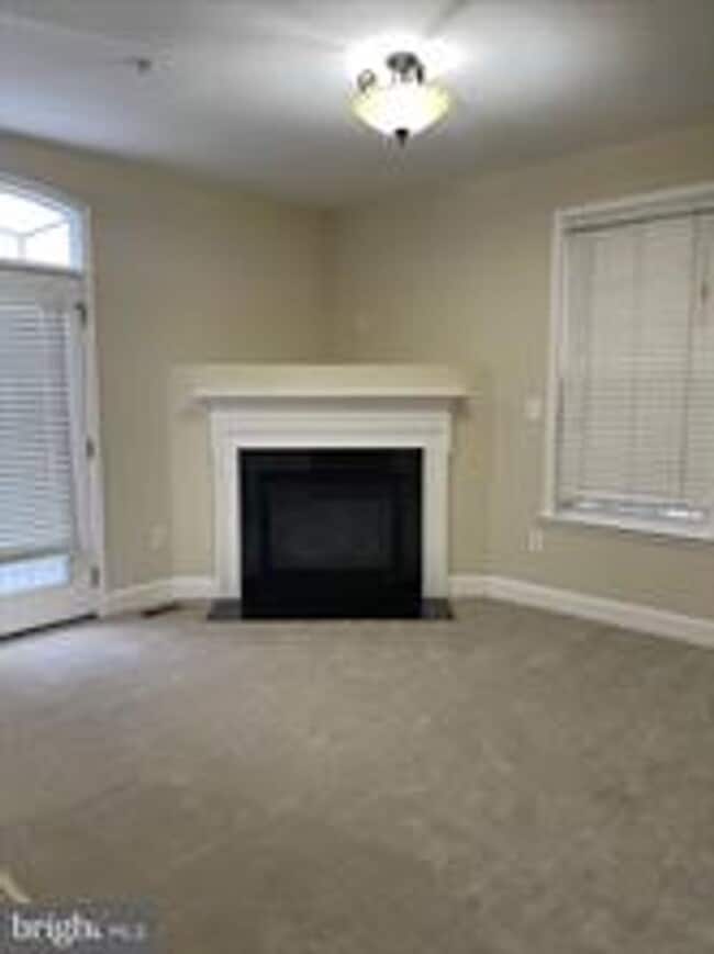 Building Photo - END UNIT TOWNHOUSE WITH 2 CAR GARAGE, 4 BEDROOMS AND 3.5 BATHS..FINISHED REC ROOM