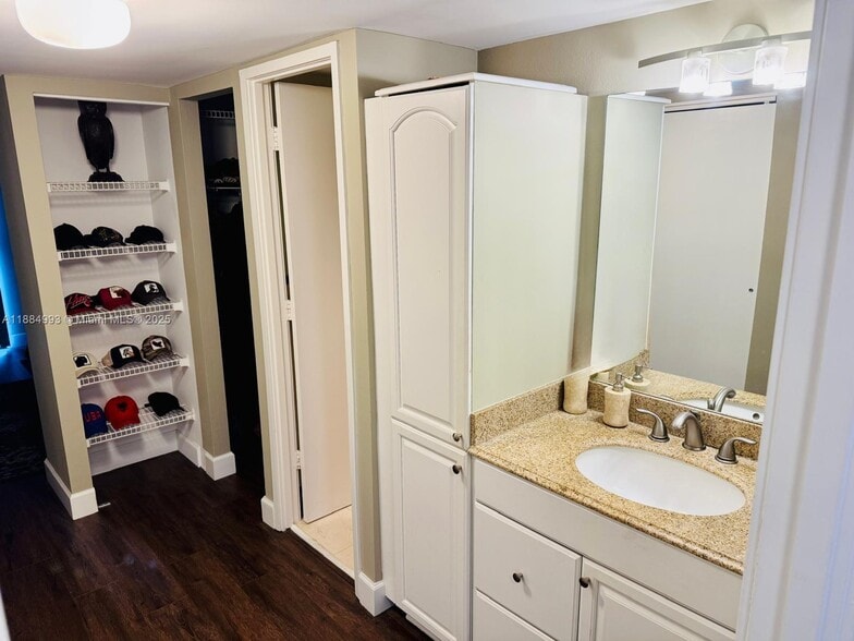 Building Photo - 3701 N Country Club Dr