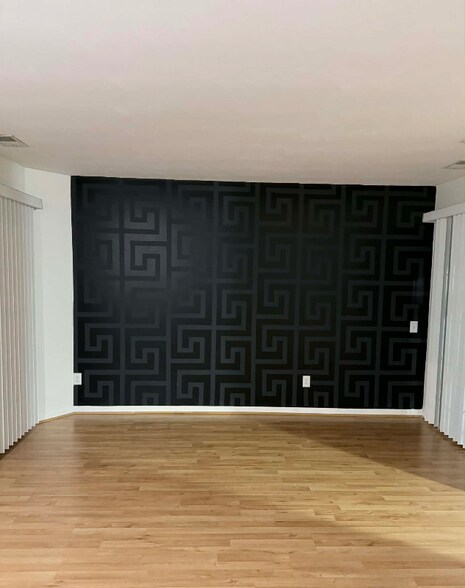 Building Photo - 5425 Port Royal Dr