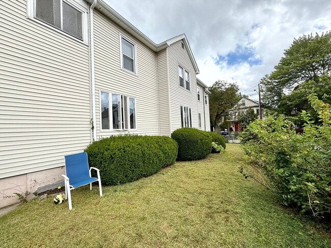 Building Photo - 15 Putnam St