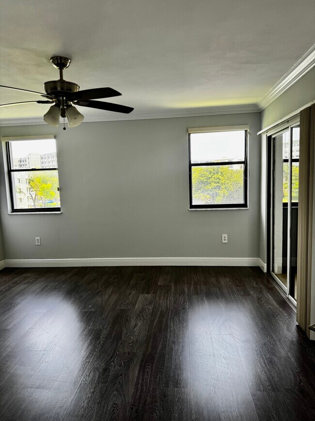 Building Photo - 2334 S Cypress Bend Dr