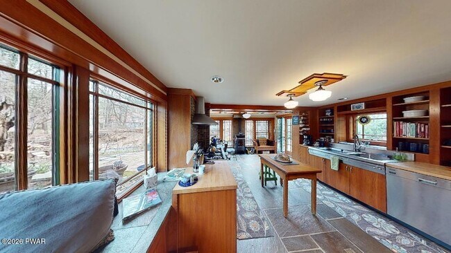 Building Photo - 144 Sawkill Ave