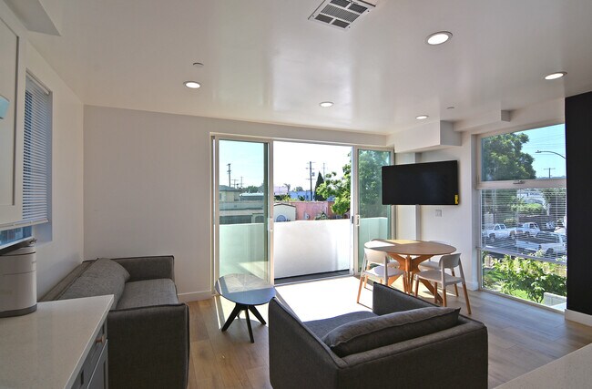 Building Photo - 2533 S Curson Ave