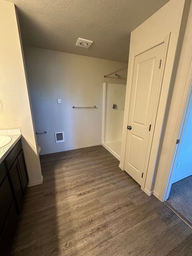 Building Photo - Stunning 4 Bedroom 2.5 Bath Duplex town ho...